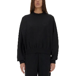 كنزة رياضية بشعار