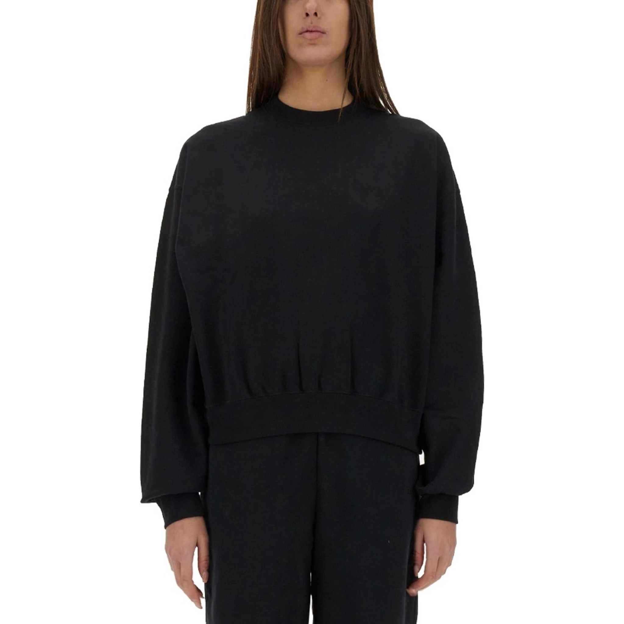 كنزة رياضية بشعار