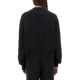 كنزة رياضية بشعار