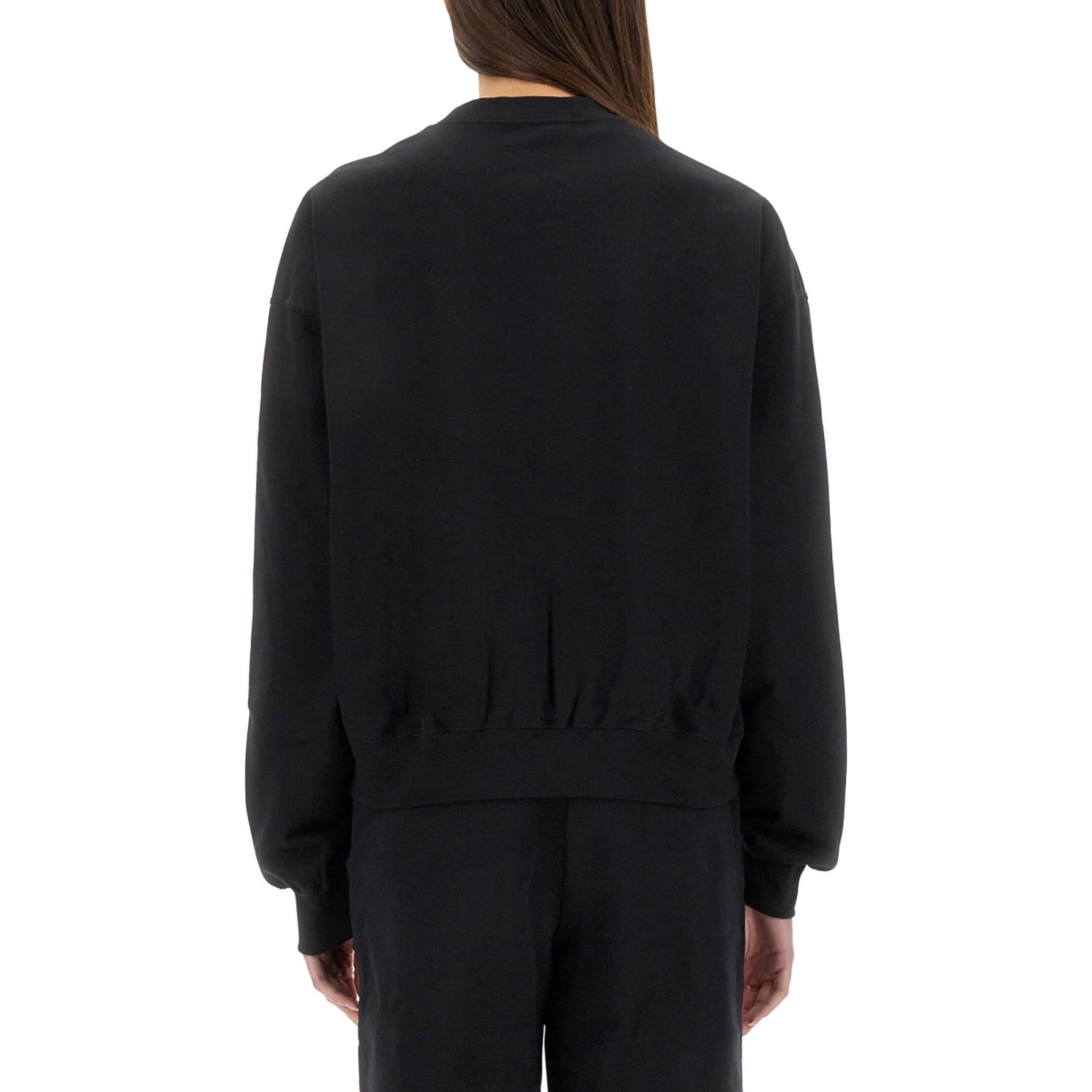 كنزة رياضية بشعار