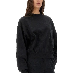 كنزة رياضية بشعار