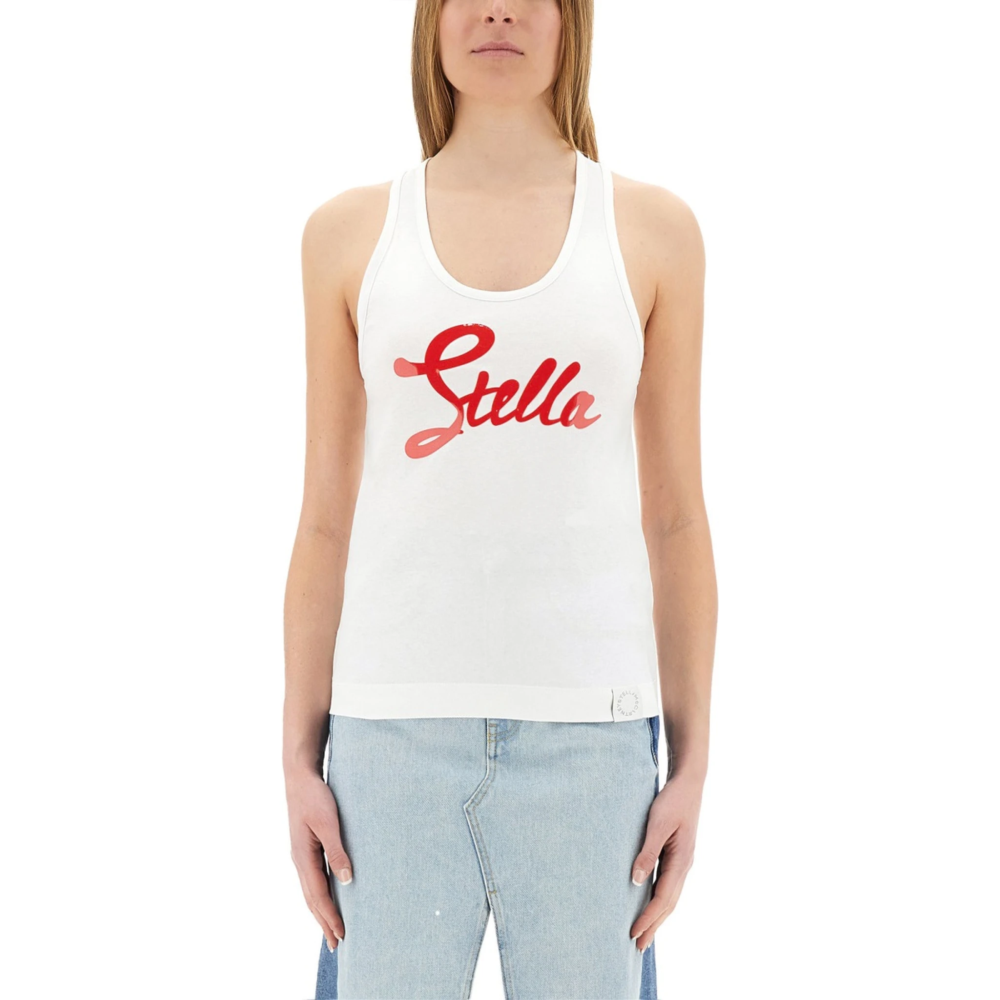 قمصان تحمل شعارًا