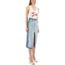 قمصان تحمل شعارًا