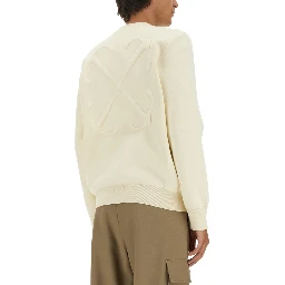 كنزة رياضية بشعار