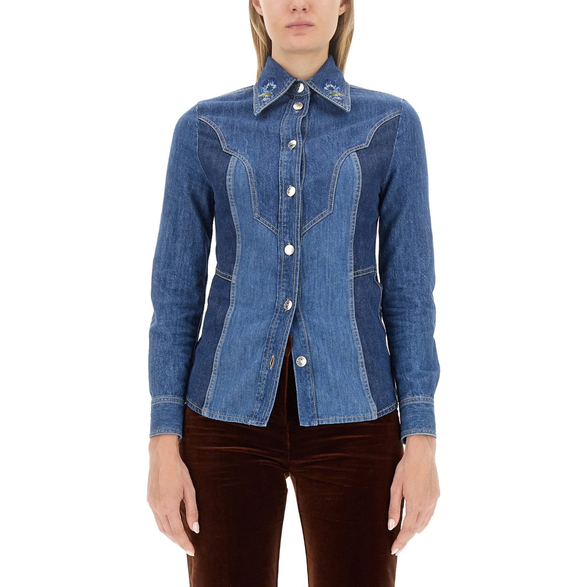 قميص بقصة ضيقة