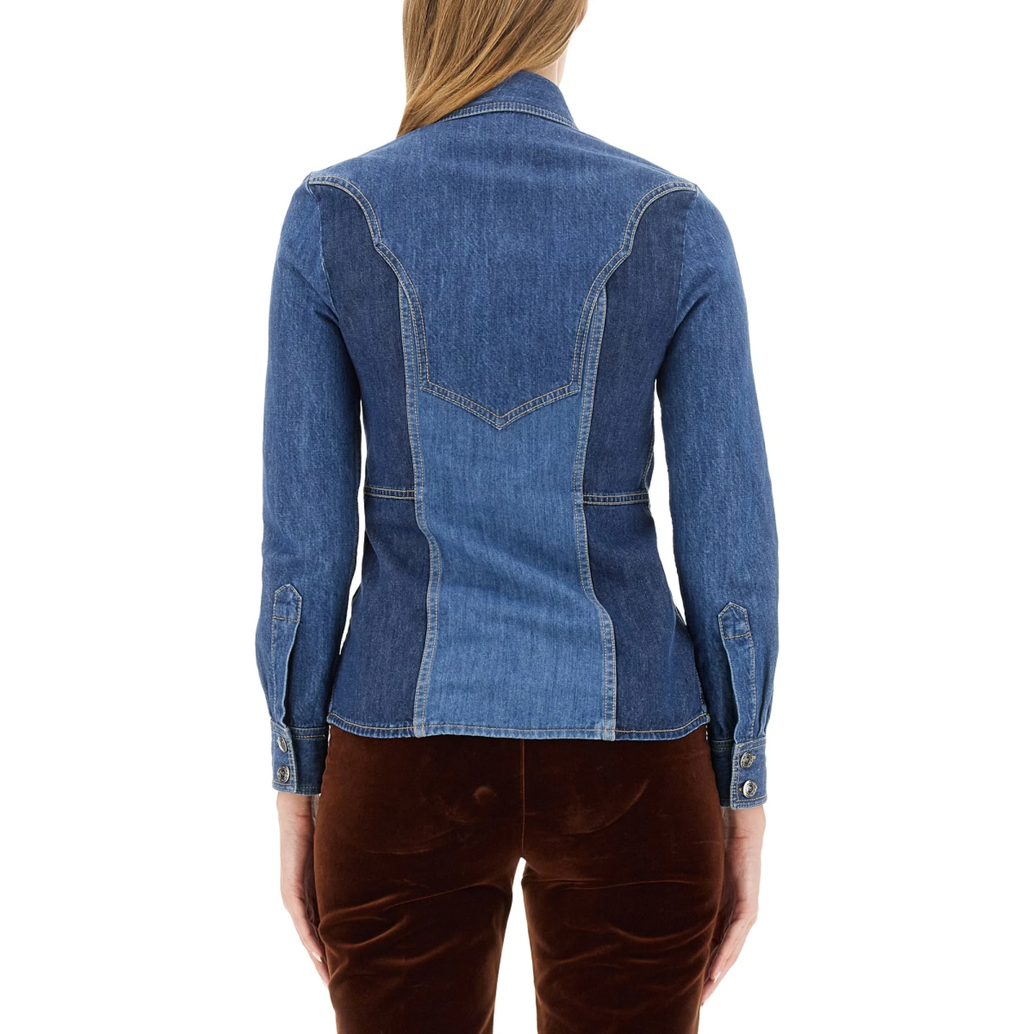 قميص بقصة ضيقة