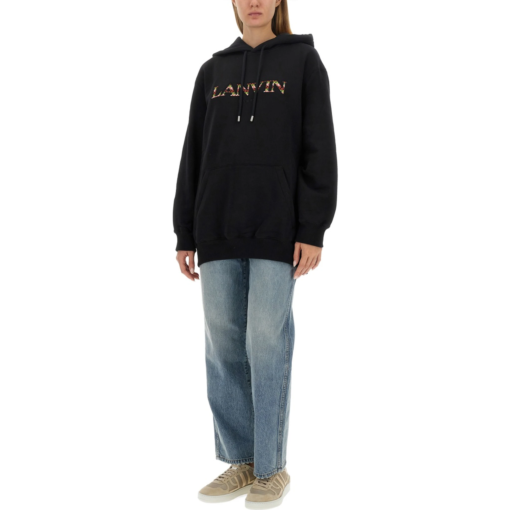 كنزة رياضية بشعار