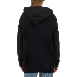 كنزة رياضية بشعار