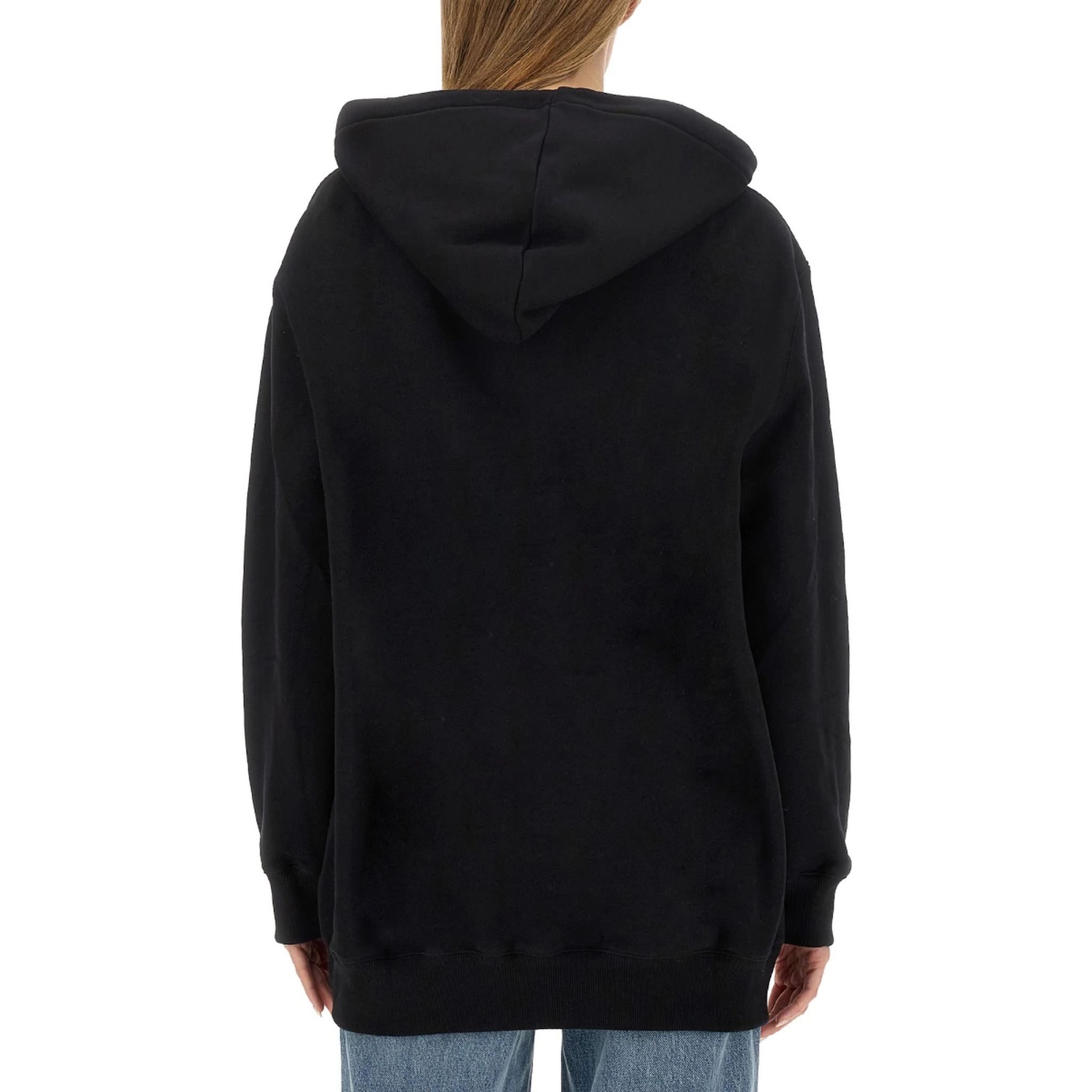 كنزة رياضية بشعار