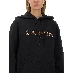 كنزة رياضية بشعار