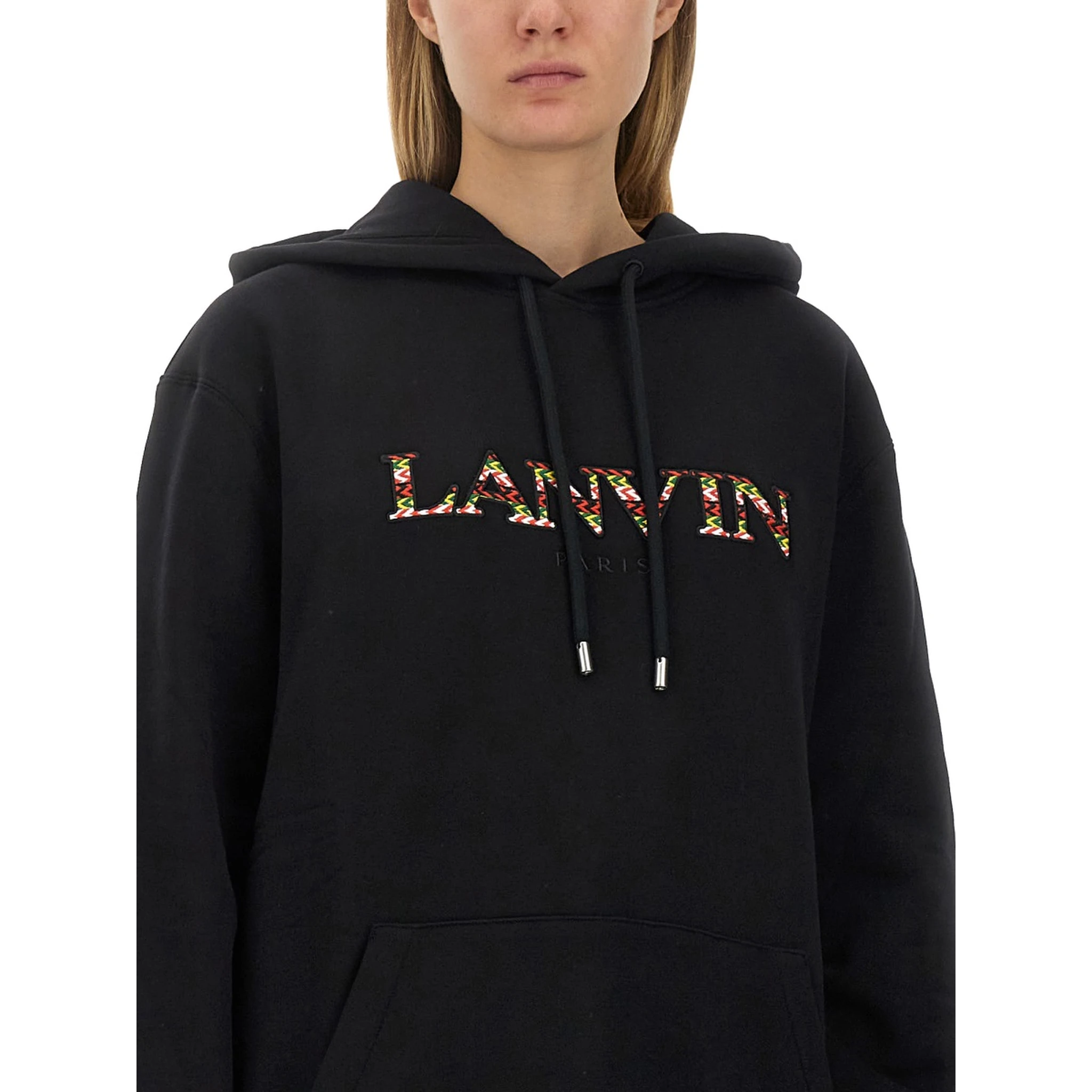 كنزة رياضية بشعار