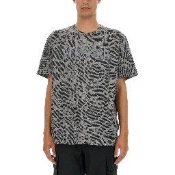 تيشيرت بشعار باروكي بتصميم ظلي