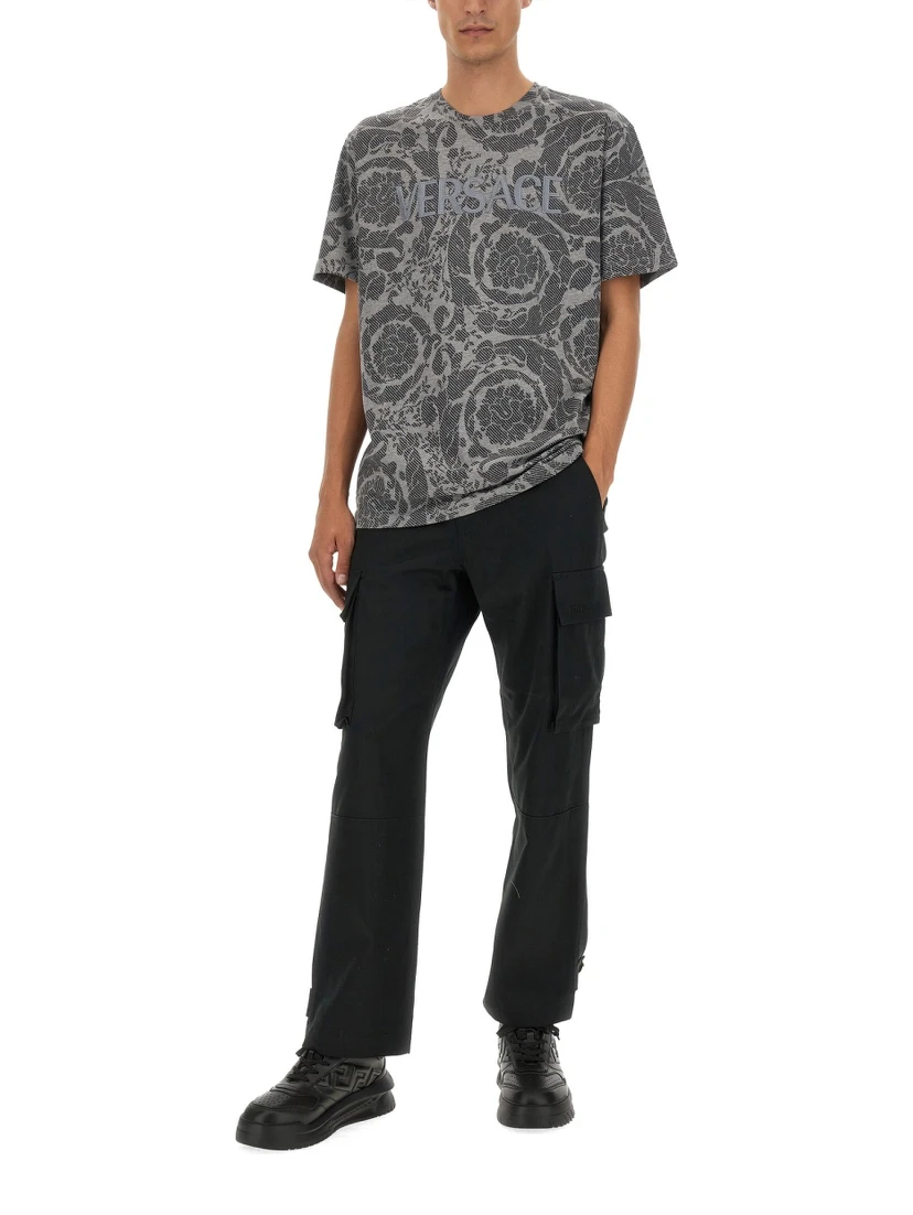 تيشيرت بشعار باروكي بتصميم ظلي