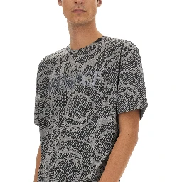 تيشيرت بشعار باروكي بتصميم ظلي