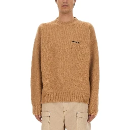 قميص رياضي بشعار