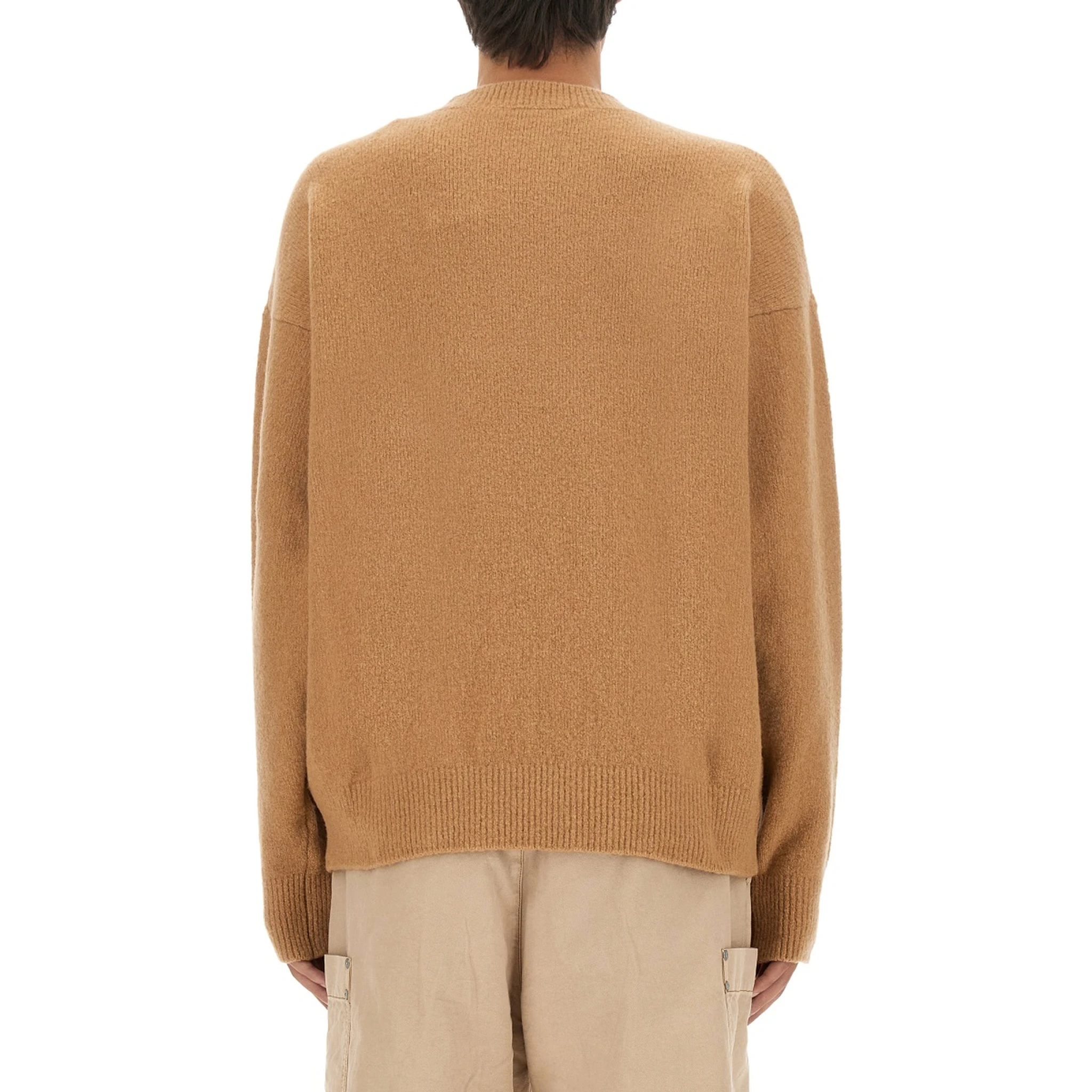 قميص رياضي بشعار