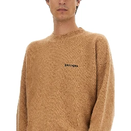 قميص رياضي بشعار