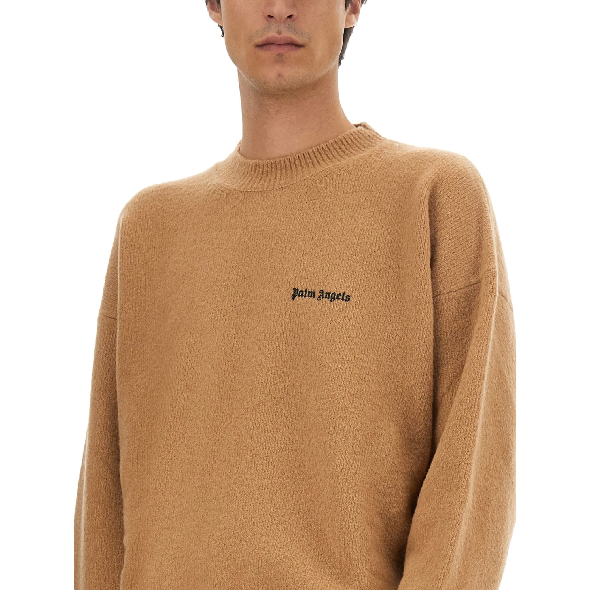 قميص رياضي بشعار