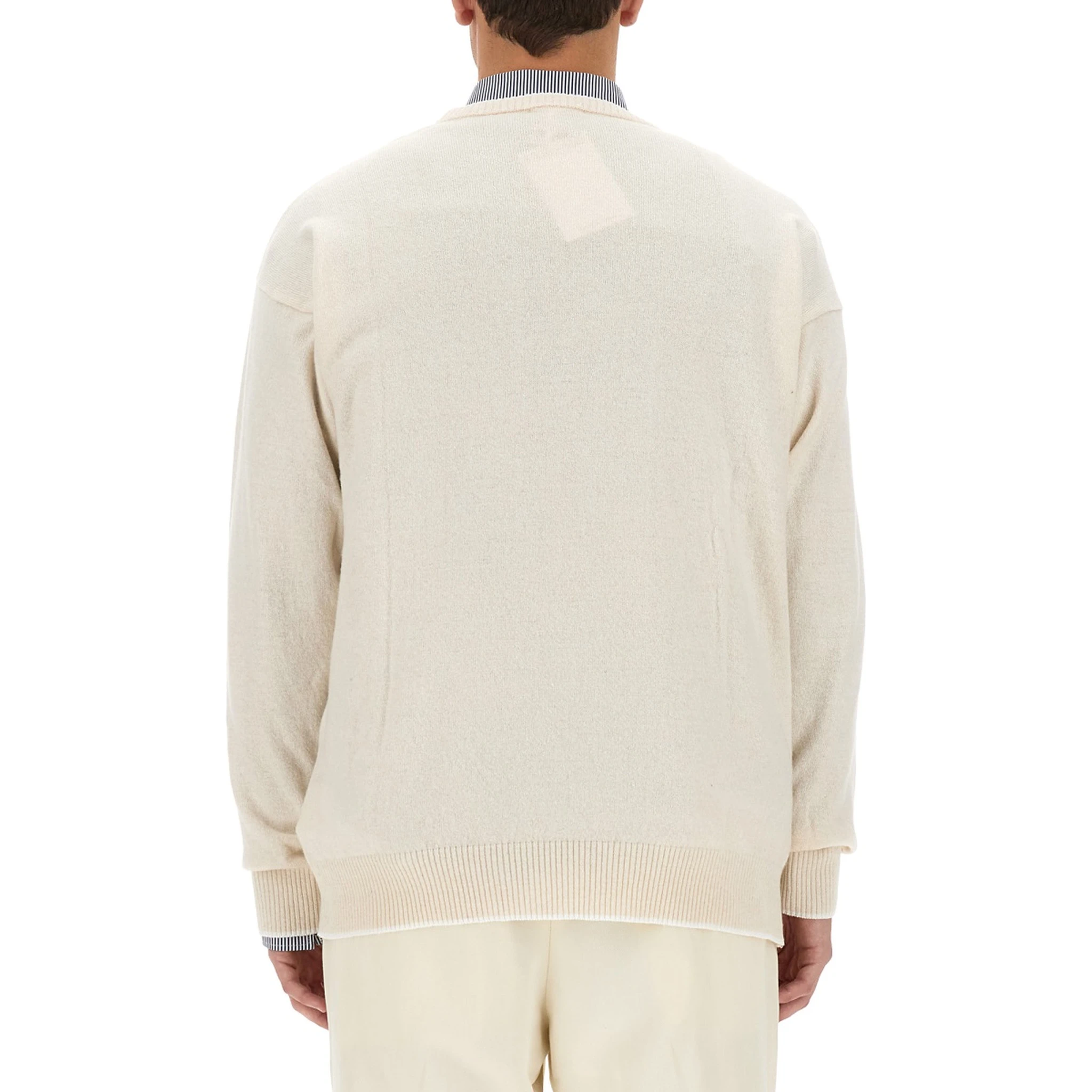 قميص رياضي بشعار