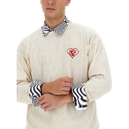 قميص رياضي بشعار