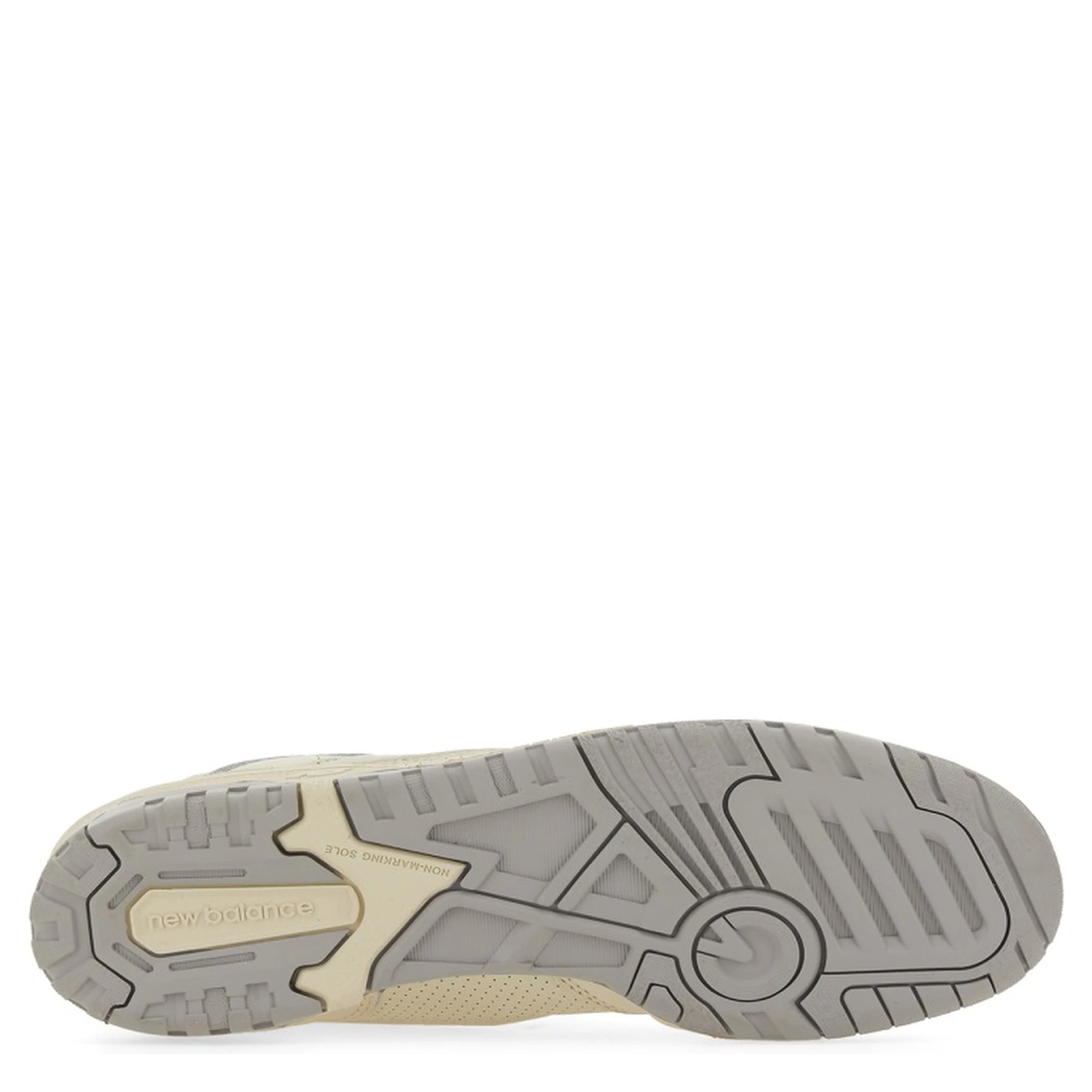 حذاء رياضي 550