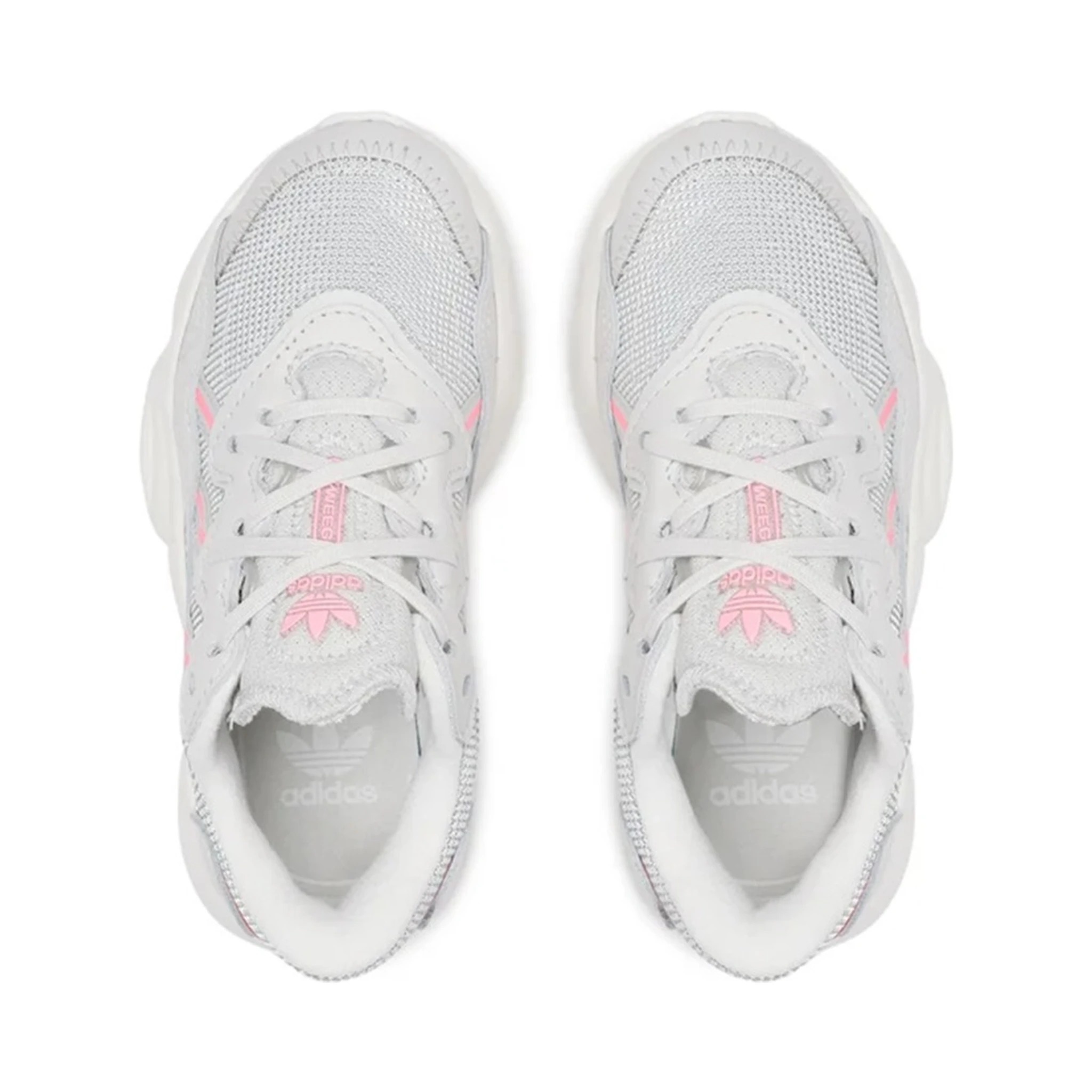 أحذية تحمل شعار العلامة التجارية