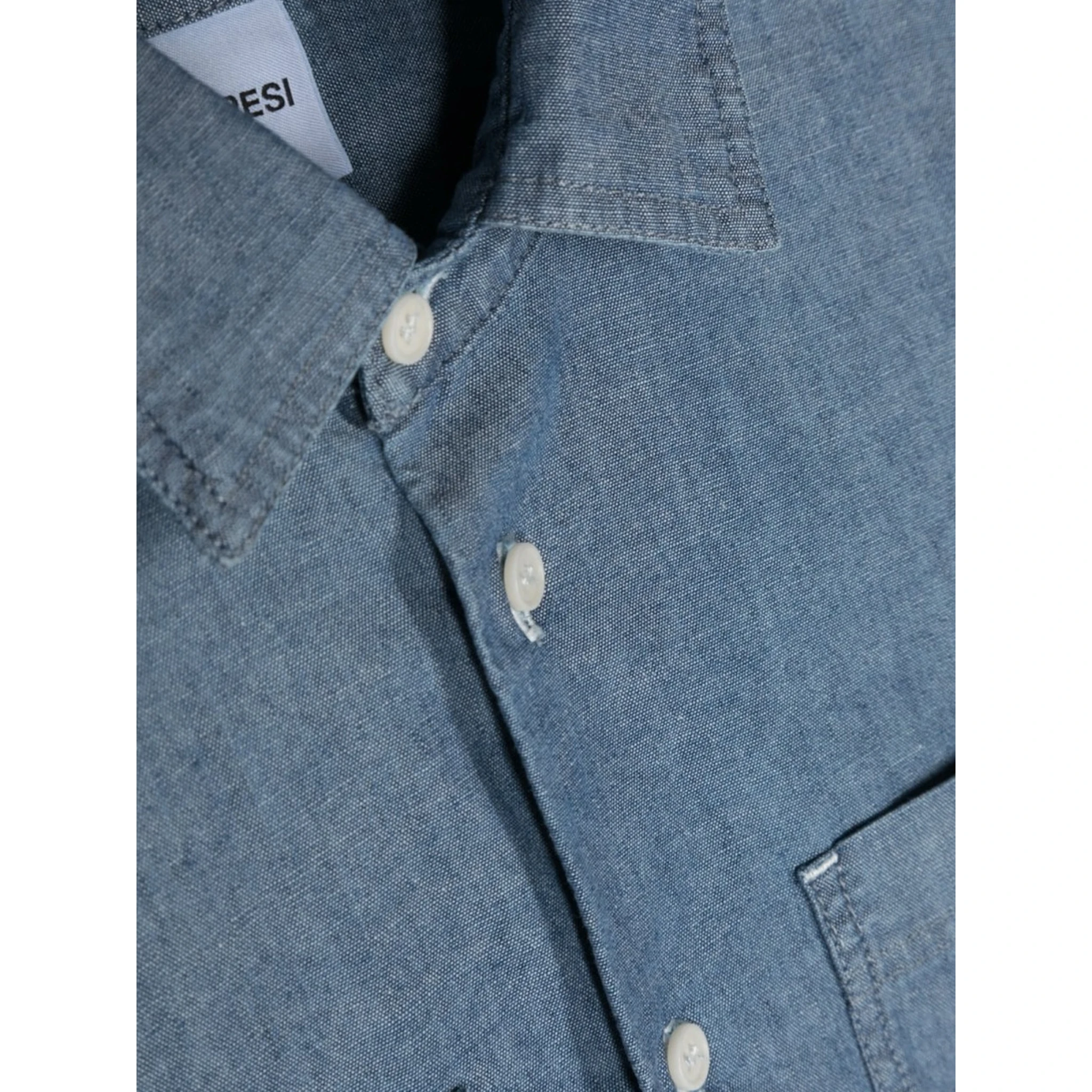 قميص بأكمام طويلة