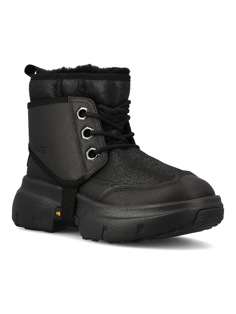 أحذية UGG سوداء alternative
