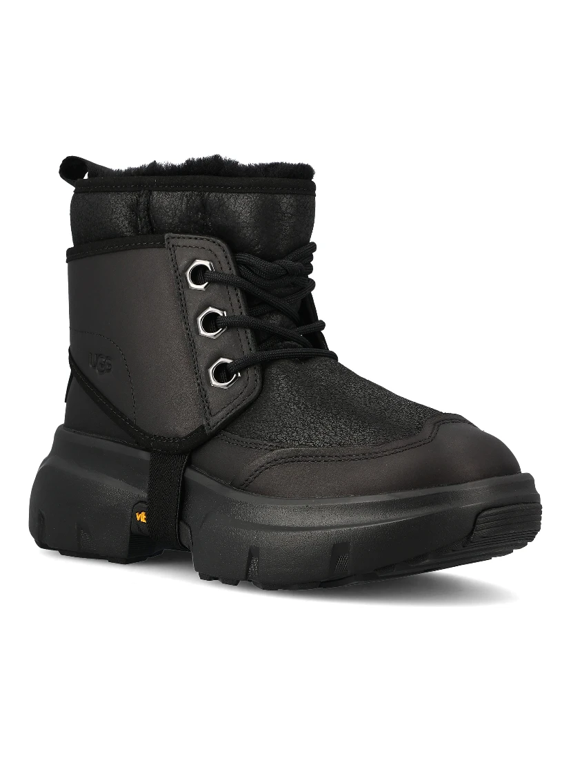 أحذية UGG سوداء