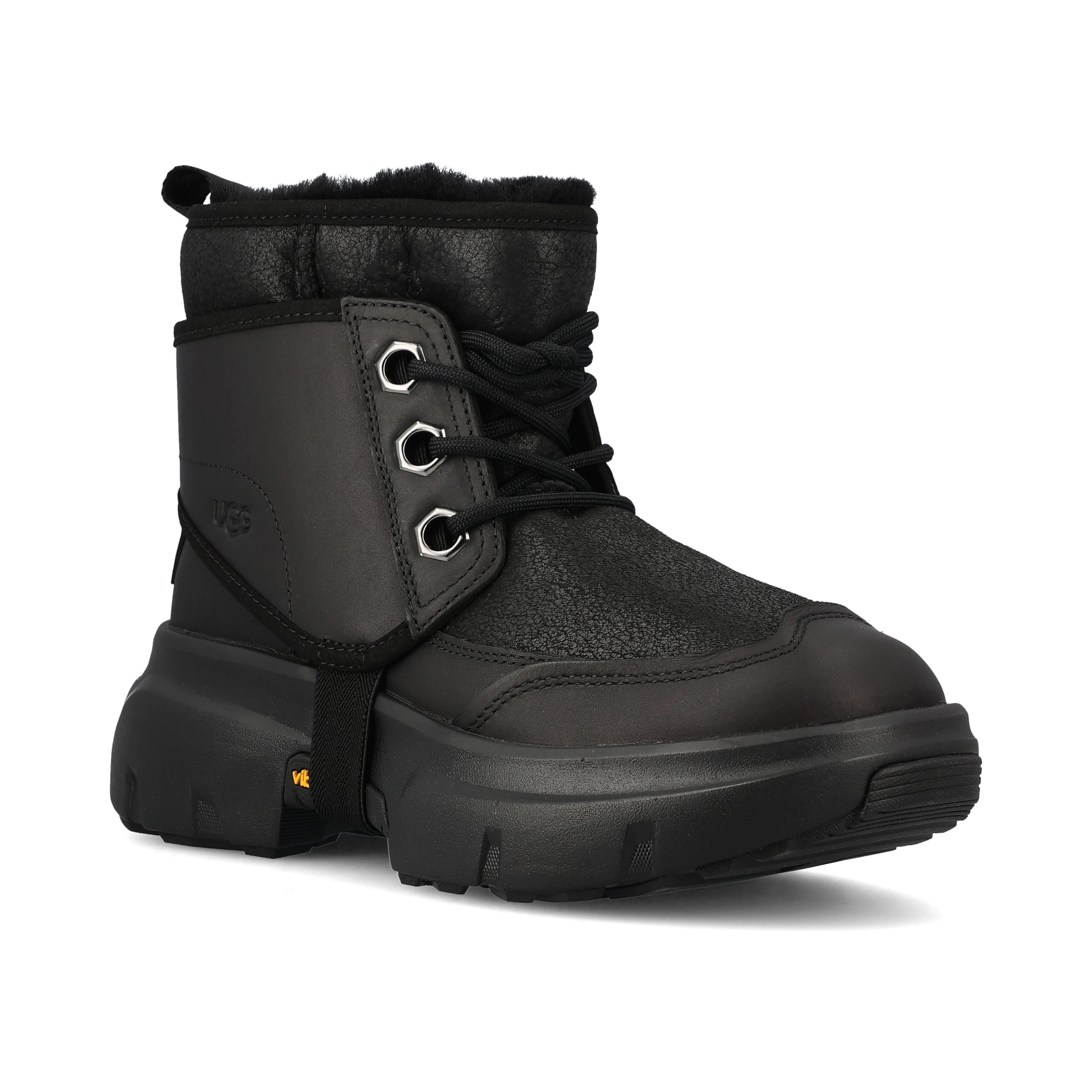 أحذية UGG سوداء