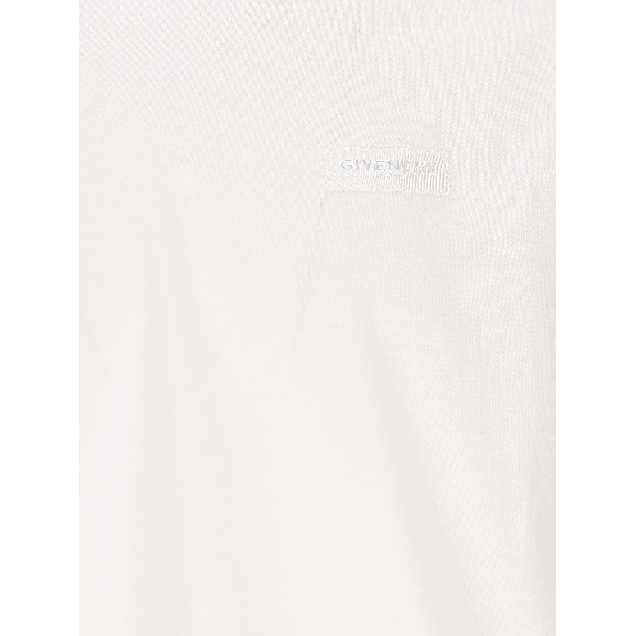 تيشيرتات وبولو جيفنشي بيضاء