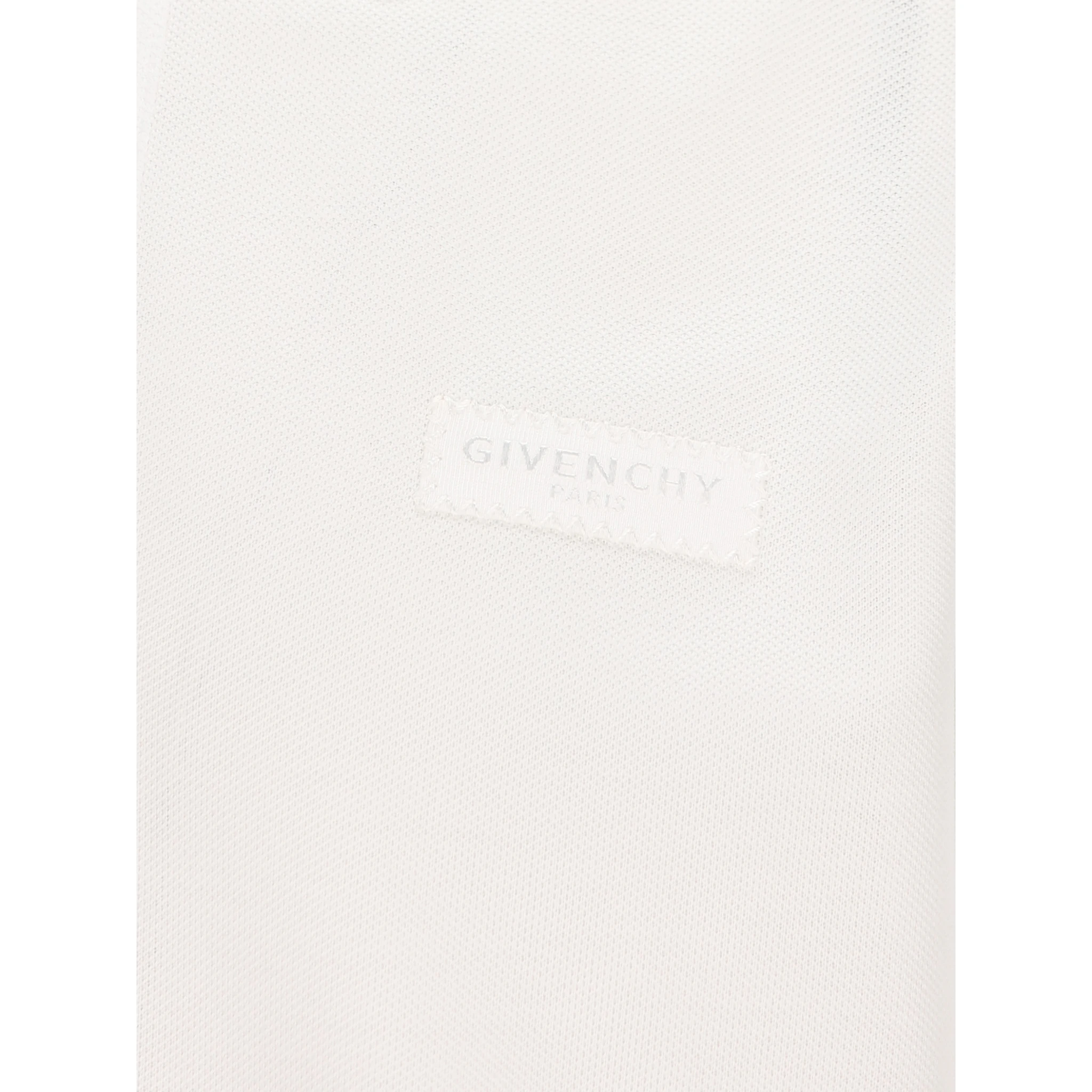 تيشيرتات وبولو جيفنشي بيضاء