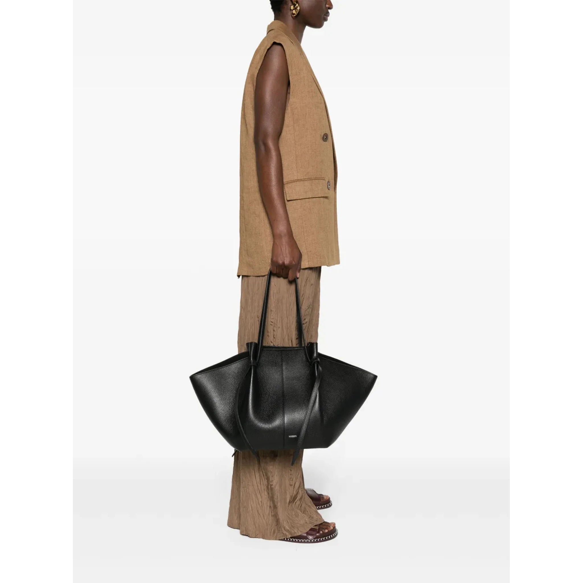 حقائب يوزيفي.. أسود