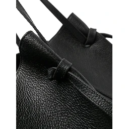 حقائب يوزيفي.. أسود