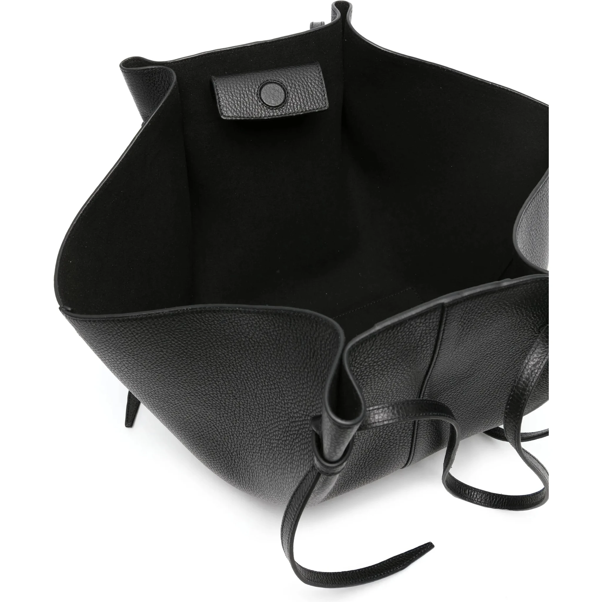 حقائب يوزيفي.. أسود