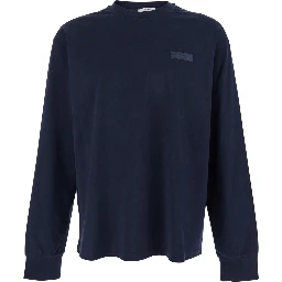 تيشيرت رجالي أزرق بأكمام طويلة وشعار على الصدر، مصنوع من القطن.