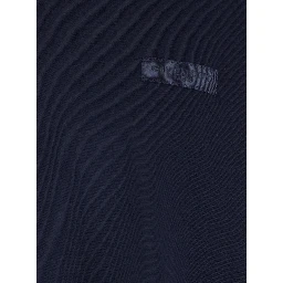 تيشيرت رجالي أزرق بأكمام طويلة وشعار على الصدر، مصنوع من القطن.