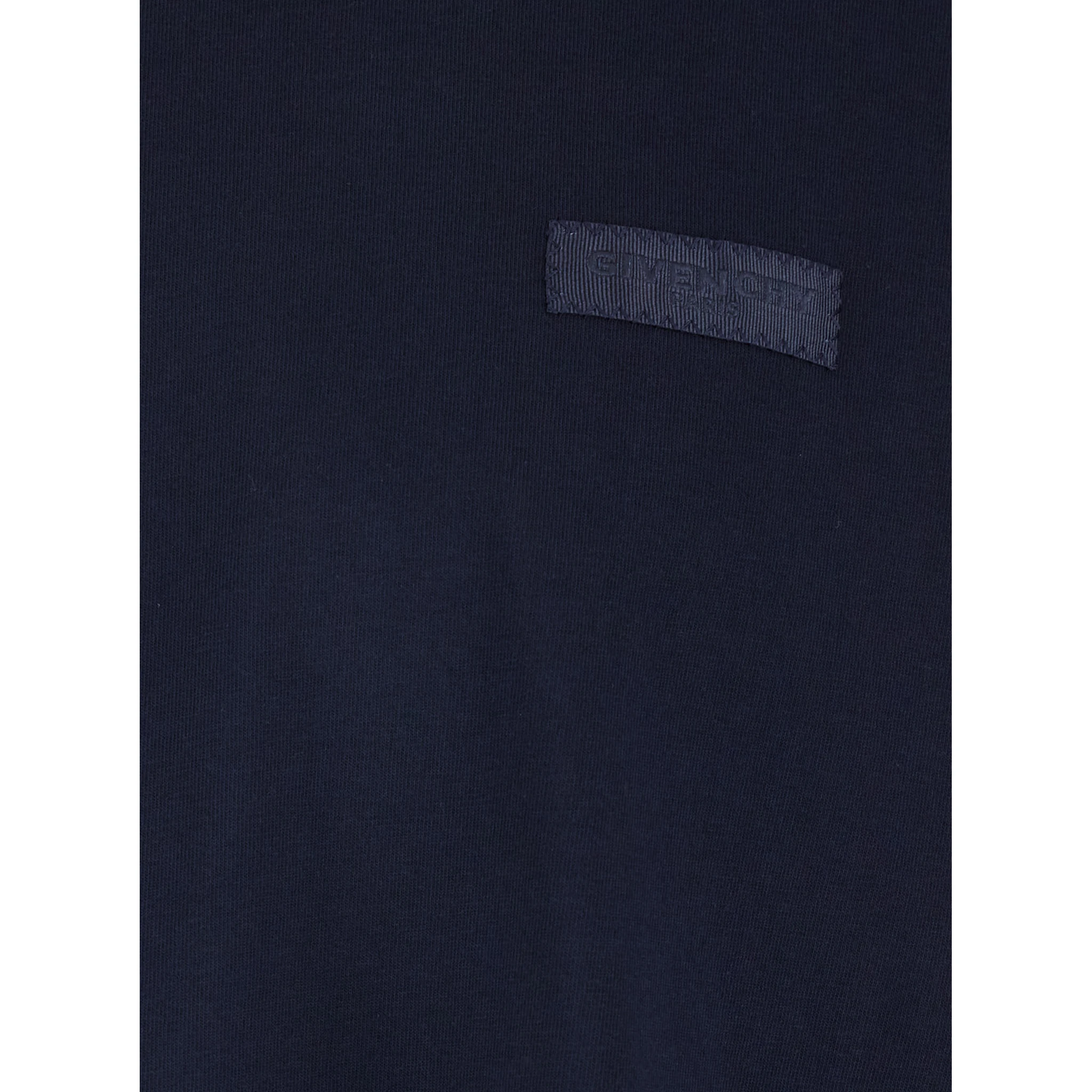 تيشيرت رجالي أزرق بأكمام طويلة وشعار على الصدر، مصنوع من القطن.