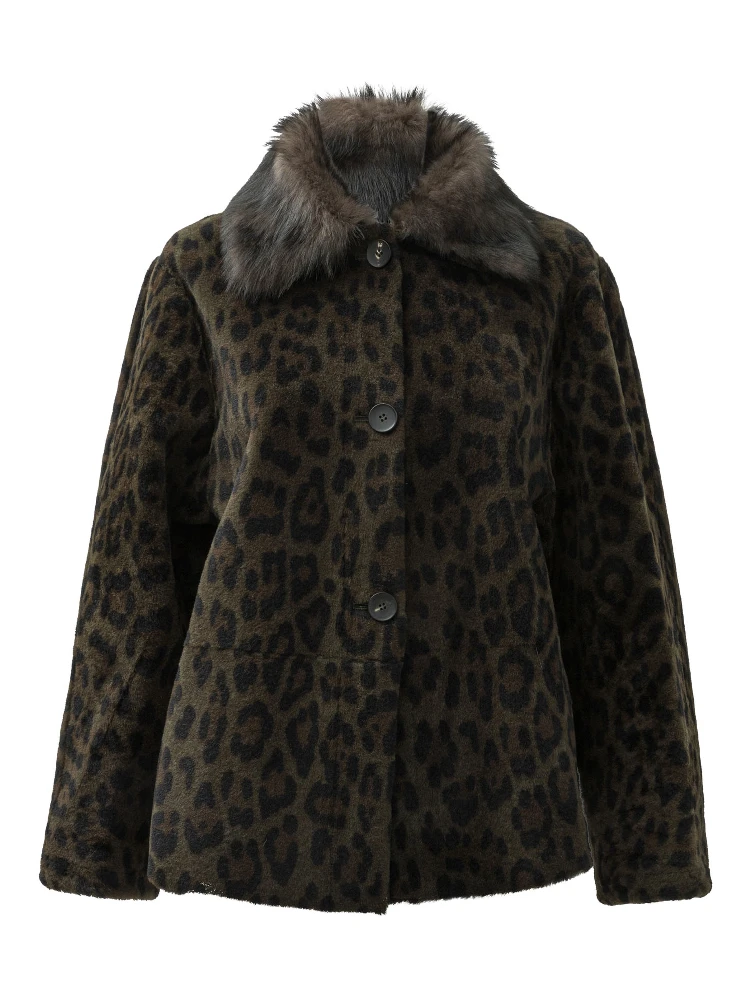 Reversible short coat in shearling