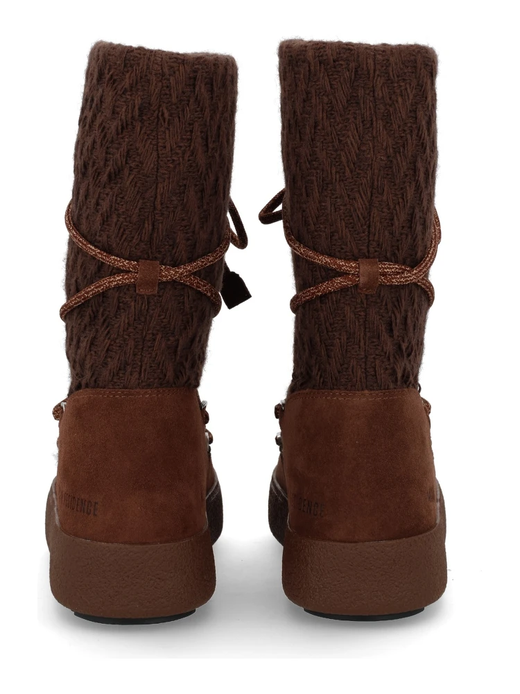 حذاء "مون بوت × ضيف مقيم" alternative