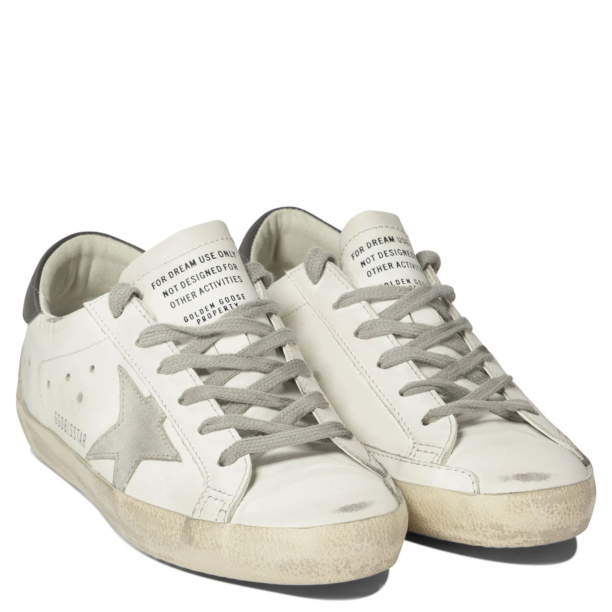 أحذية رياضية "سوبر ستار"