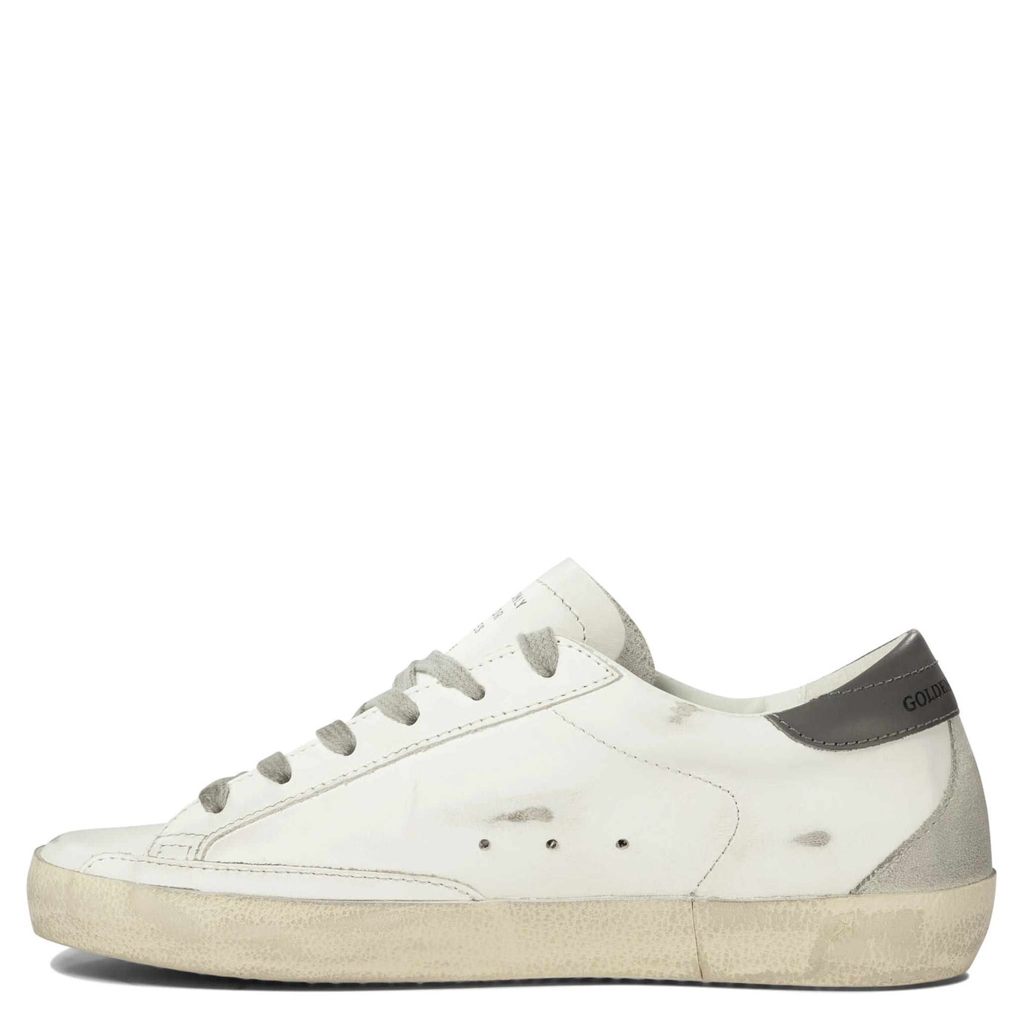 أحذية رياضية "سوبر ستار"