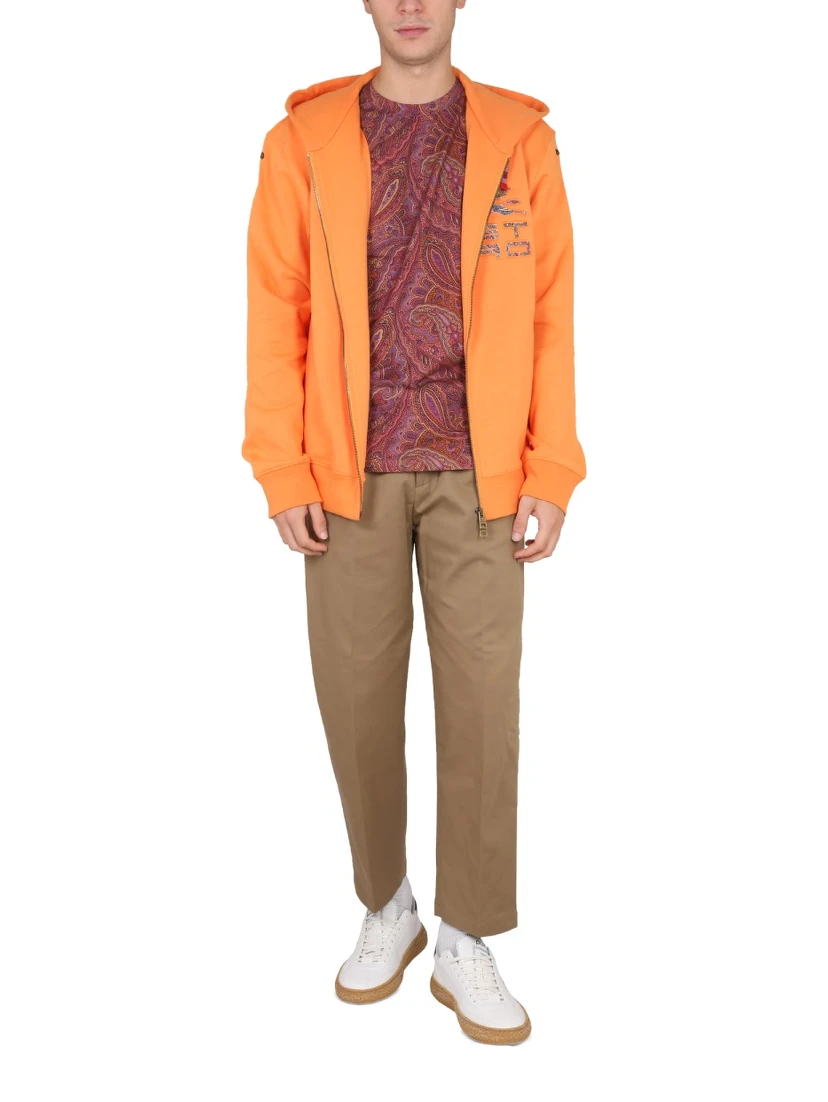 ZIP SWEATSHIRT.