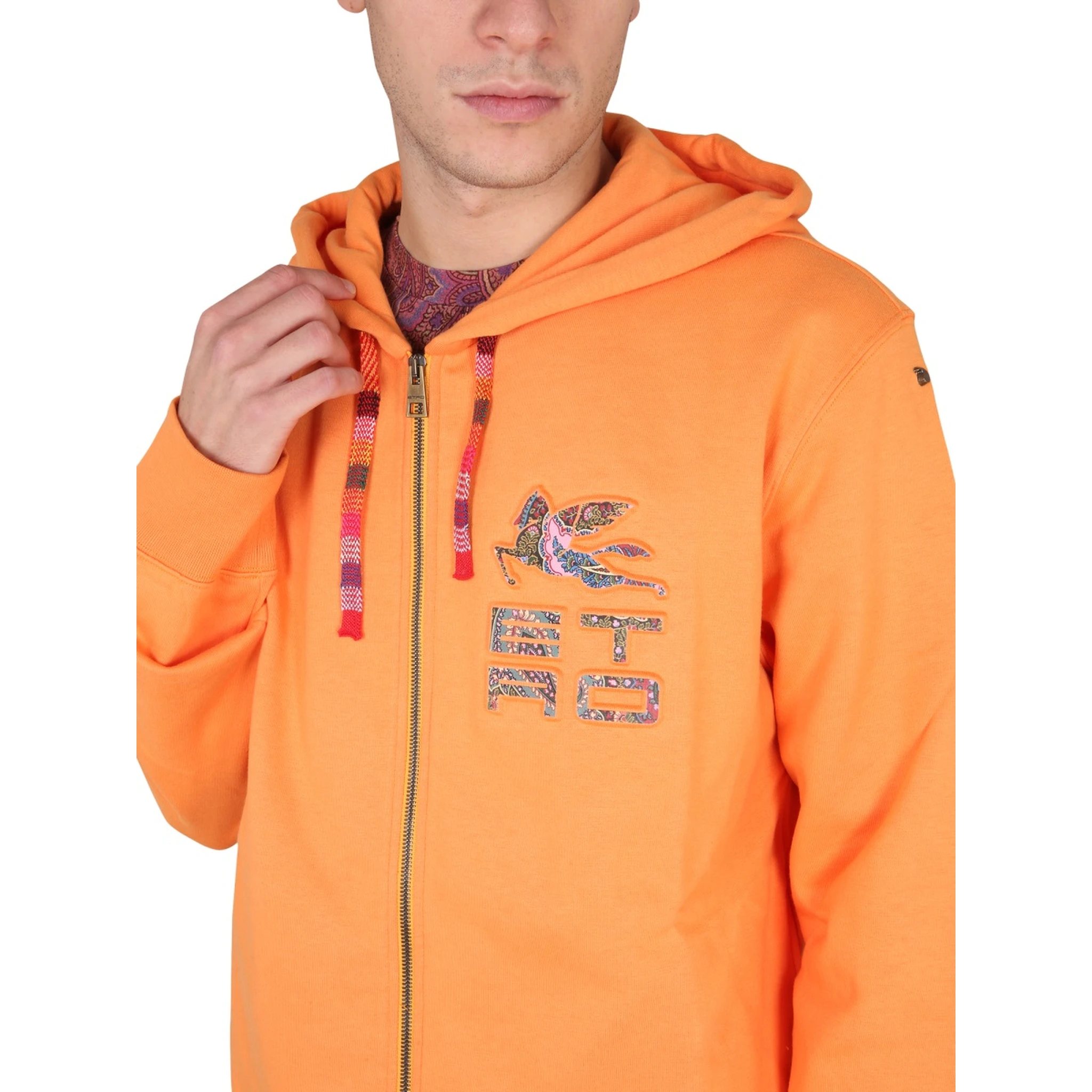 ZIP SWEATSHIRT.