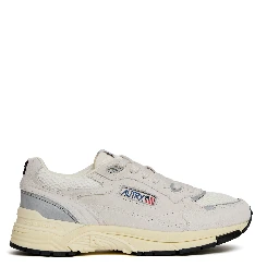 حذاء رياضي هايبرواي من الجلد المدبوغ والشبك باللونين الأبيض والفضي