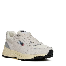 حذاء رياضي هايبرواي من الجلد المدبوغ والشبك باللونين الأبيض والفضي