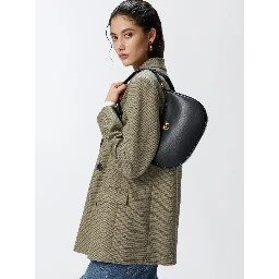 حقيبة صغيرة وردية على شكل نصف قمر