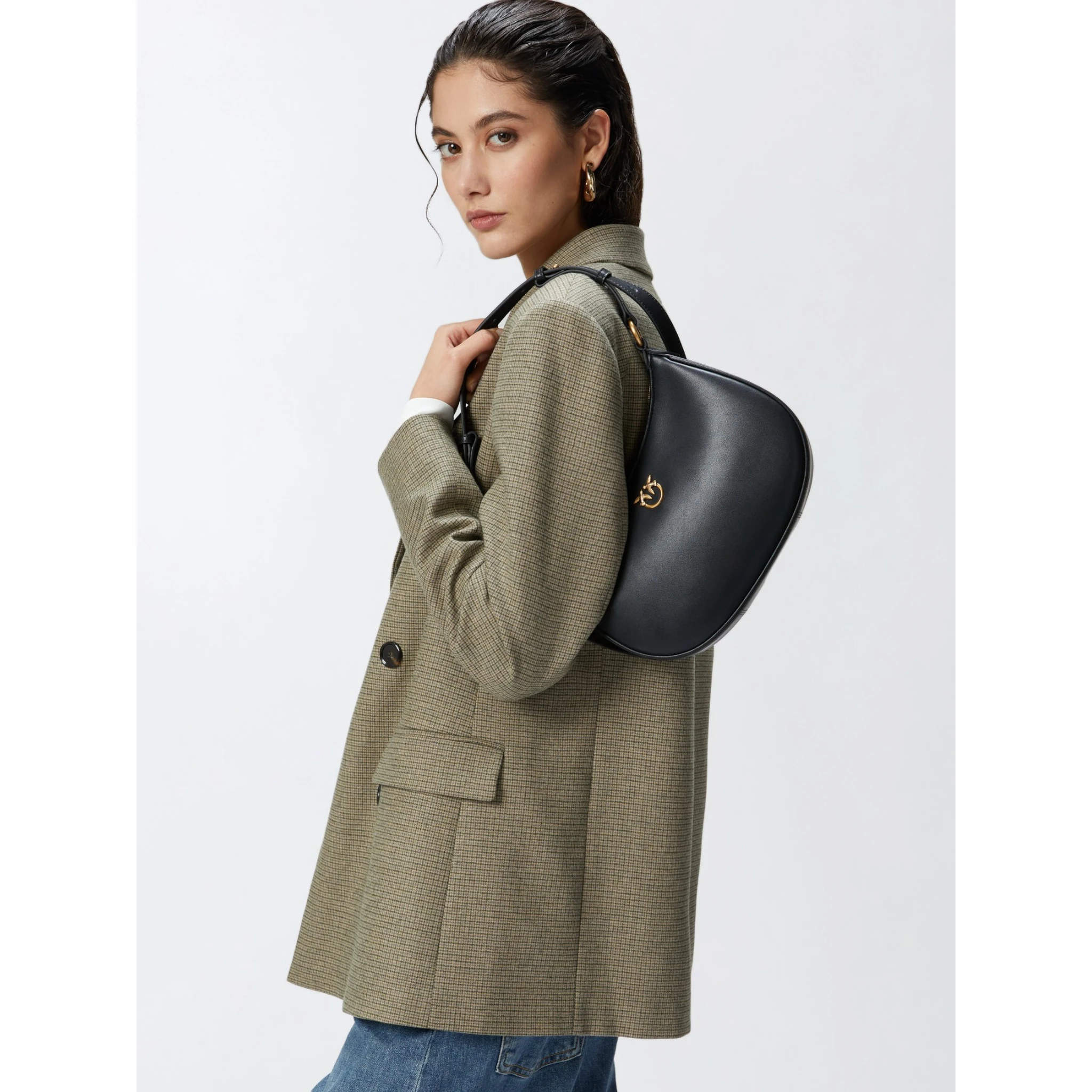 حقيبة صغيرة وردية على شكل نصف قمر