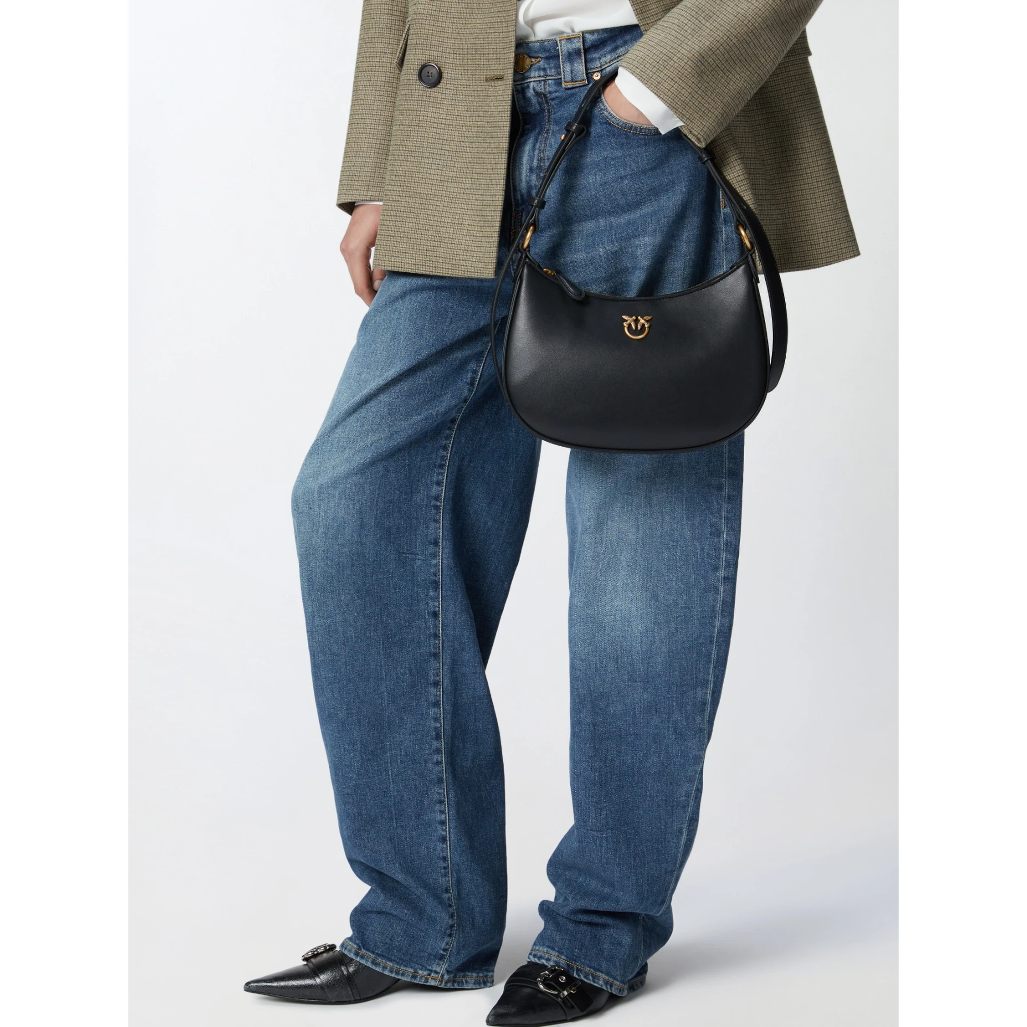 حقيبة صغيرة وردية على شكل نصف قمر