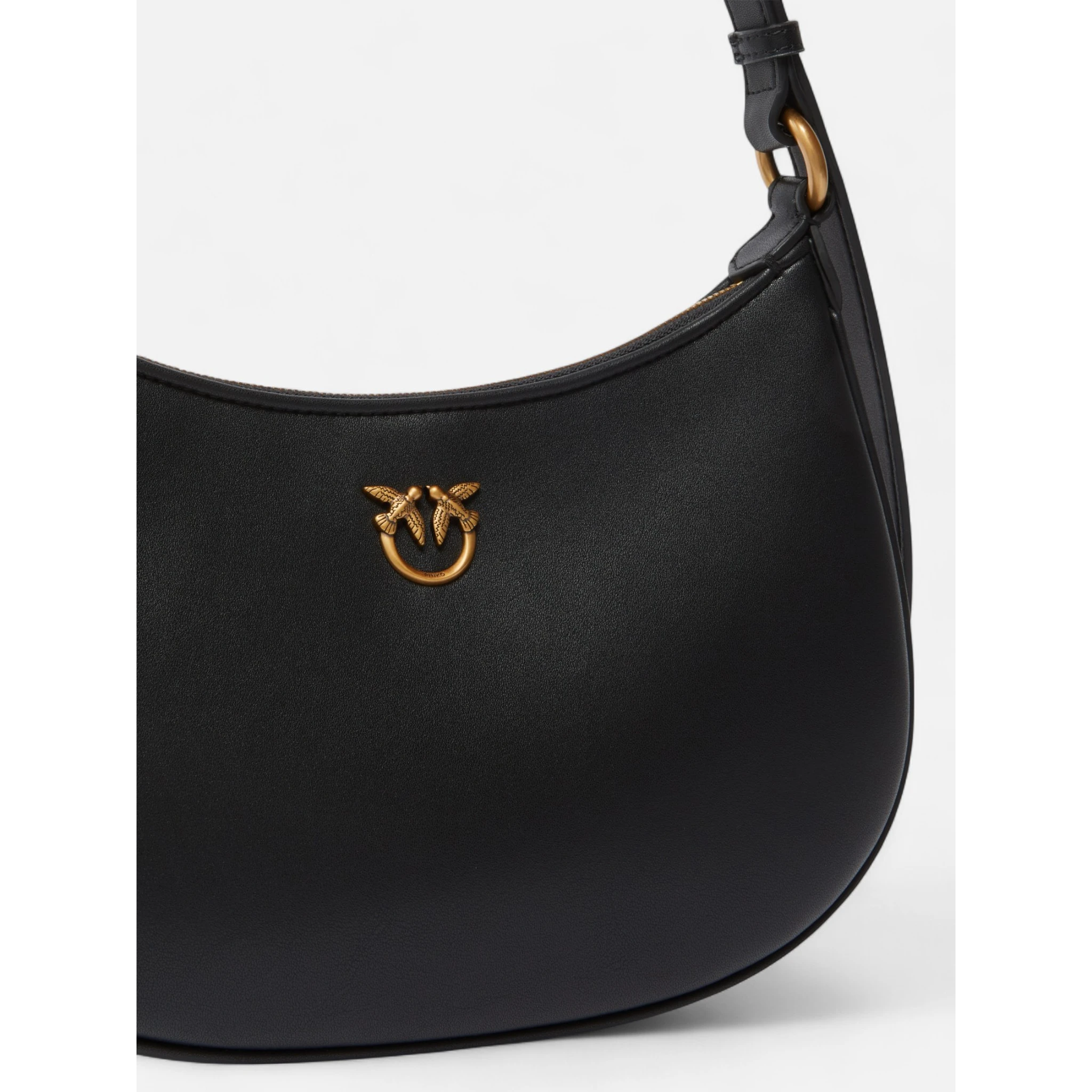 حقيبة صغيرة وردية على شكل نصف قمر